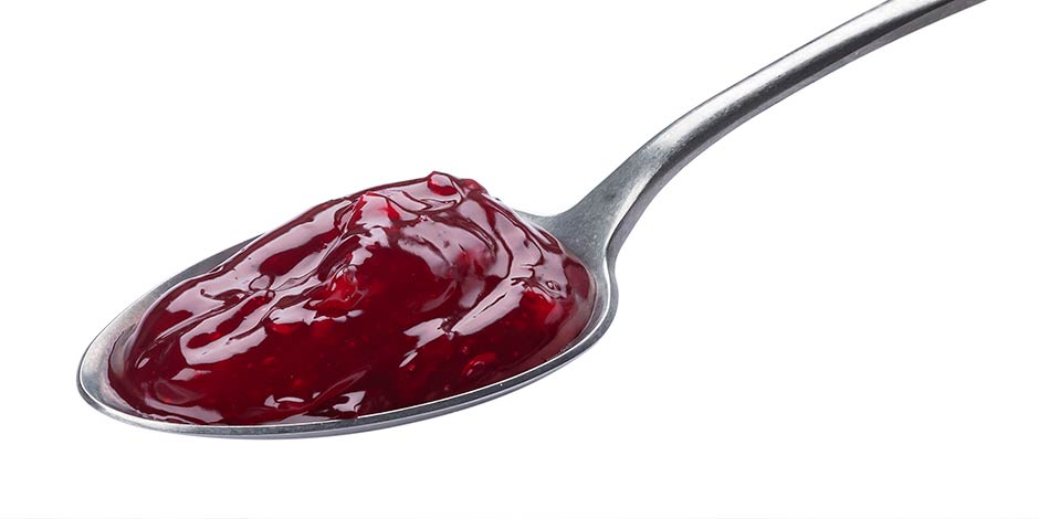 Los perros pueden comer ciruela - Mermelada Los perros pueden comer ciruela, pero sólo la fruta, nunca en caramelos, dulces o similares. Cuchara con mermelada.