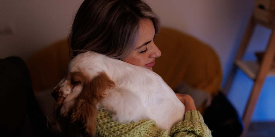 Su increíble capacidad de empatía es uno de los mejores datos curiosos de los perros. Mascota con su tutora. 